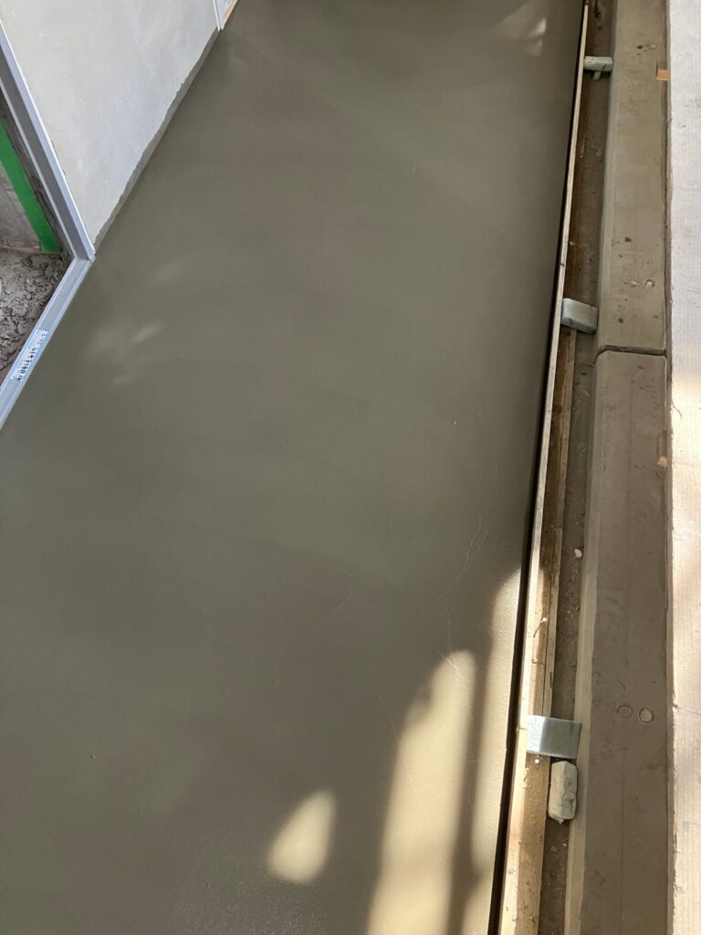 マンションバルコニー　モルタル　金鏝仕上げ