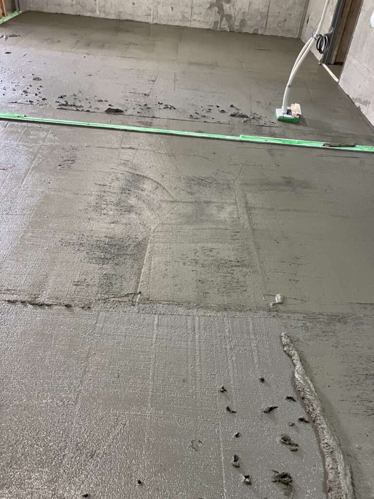 テナント工事　モルタル均し　定規２回刷り　　